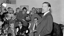 Moskva odemkla Philbyho archív. Rusové svého ‚krtka‘ hájí, podle Britů může za smrt stovek agentů Kim Philby s novináři poté, co byl obviněn ze špionáže. Rok 1955. | na serveru Lidovky.cz | aktuální zprávy