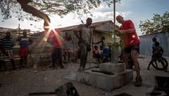 Oprava studny ped zraky místních obyvatel