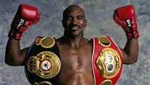 Evander Holyfield se svými tituly. | na serveru Lidovky.cz | aktuální zprávy