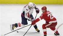 Alex Ovečkin (8) se snaží dostat přes Mika Greena. | na serveru Lidovky.cz | aktuální zprávy