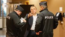 Ve štábu SPD zasahovala policie. Hnutí odmítlo vpustit novináře dovnitř Volební štáb SPD. Jaroslav Staník, tajemník SPD, nechal přivolat policii, aby... | na serveru Lidovky.cz | aktuální zprávy