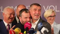 Andrej Babiš objímá Marka Prchala na tiskové konferenci ANO k výsledkům... | na serveru Lidovky.cz | aktuální zprávy
