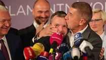 Andrej Babiš objímá Marka Prchala na tiskové konferenci ANO k výsledkům... | na serveru Lidovky.cz | aktuální zprávy