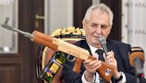 S Becherovkou na novináře. Miloš Zeman dostal během návštěvy Plzeňského kraje... | na serveru Lidovky.cz | aktuální zprávy