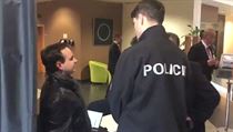 Ve štábu SPD zasahovala policie. Hnutí odmítlo vpustit novináře dovnitř Zásah policie ve štábu SPD | na serveru Lidovky.cz | aktuální zprávy