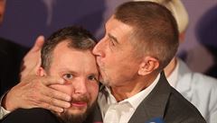 Andrej Babi objímá Marka Prchala na tiskové konferenci ANO k výsledkm...