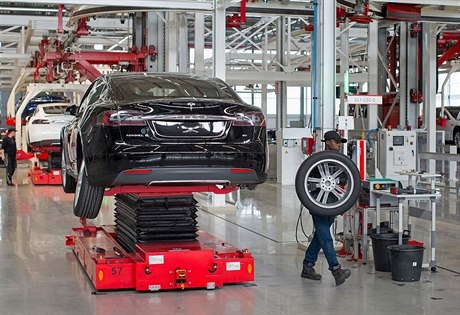 Výroba elektromobil Tesla.