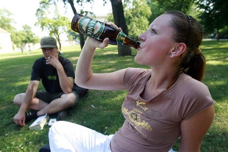 Za popíjení alkoholu mete na 837 dostat pokutu a 1000 korun.