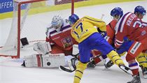 Švédsko vs. Česko, Karjala Cup: Par Lindholm před českým brankářem Pavel... | na serveru Lidovky.cz | aktuální zprávy