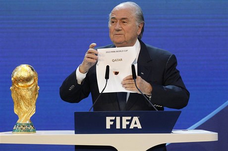 Sepp Blatter s volebním lístkem Kataru.