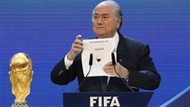 Sepp Blatter s volebním lístkem Kataru. | na serveru Lidovky.cz | aktuální zprávy