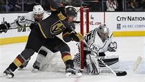 Tomáš Nosek s Las Vegas Knights bojuje před brankou Los Angeles Kings. | na serveru Lidovky.cz | aktuální zprávy