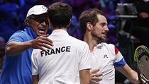Francouzský daviscupový kapitán Yannick Noah (vlevo) slaví s Pierrem-Huguesem... | na serveru Lidovky.cz | aktuální zprávy