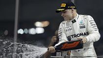 Jezdec Mercedesu Valtteri Bottas z Finska slaví vítězství v GP Abú Zabí. | na serveru Lidovky.cz | aktuální zprávy