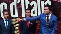 Zleva: Italové Fabio Aru a Vincenzo Nibali spolu s nizozemským vítězem Gira... | na serveru Lidovky.cz | aktuální zprávy