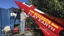 Mike Hughes se svou raketou. | na serveru Lidovky.cz | aktuální zprávy