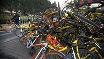 Hromada sdílených kol Ofo a Mobike v čínském Pekingu. | na serveru Lidovky.cz | aktuální zprávy