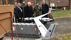 Milo Zeman si prohlíí si prohlíí przkumný dron eské armády.