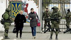 Po obsazení Krymu. Snímek z bezna 2014 ukazuje píbuzné ukrajinských voják z...