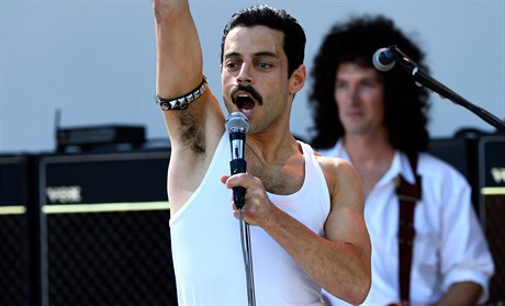 Rami Malek jako Freddie Mercury. Snímek Bohemian Rhapsody.