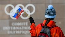 Fanynka s ruskou vlajkou před sídlem Mezinárodního olympijského výboru (MOV) v... | na serveru Lidovky.cz | aktuální zprávy