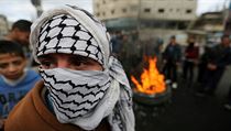 Maskovaný palestinský muž při protestech proti Trumpovu rozhodnutí přesunutí | na serveru Lidovky.cz | aktuální zprávy