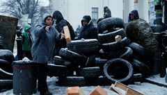 Cihly a pneumatiky. Demonstranti se chystají na stety s policií.