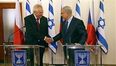 Milo Zeman si potásá rukou s premiérem Izraele Benjaminem Netanjahuem