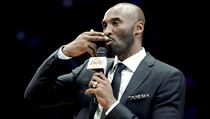 Kobe Bryant při slavnostním ceremoniálu, kdy byly ke stropu Staples Center... | na serveru Lidovky.cz | aktuální zprávy