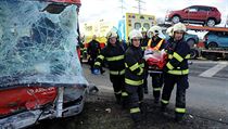 Hasiči odnášejí raněného z místa nehody. | na serveru Lidovky.cz | aktuální zprávy