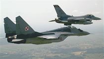 Vepředu polská stíhačka MiG-29 s americkou stíhačkou F-16 (vpravo vzadu). Vepředu polská stíhačka MiG-29 s americkou stíhačkou F-16 (vpravo vzadu).