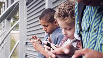 Děti s mobilními telefony. | na serveru Lidovky.cz | aktuální zprávy