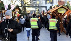 Policie kontroluje vánoní trhy na Breitscheidplatz v Berlín.