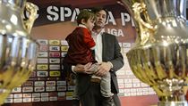 Fotbalový záložník a bývalý kapitán české reprezentace Tomáš Rosický se synem... | na serveru Lidovky.cz | aktuální zprávy