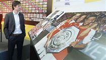 Tomáš Rosický pózuje s pohárem pro vítěze Community Shields, Anglickém... | na serveru Lidovky.cz | aktuální zprávy