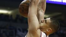 Alex Len (21) z Phoenixu Sun smečuje do koše Memphisu Grizzlies. | na serveru Lidovky.cz | aktuální zprávy