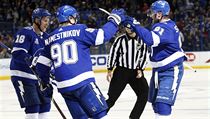 Steven Stamkos (91), Vladislav Namestnikov (90) a Ondřej Palát (18) po oslavě... | na serveru Lidovky.cz | aktuální zprávy