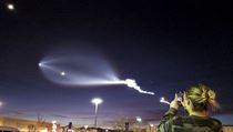 Start rakety Falcon 9 vytvořil na obloze jedinečný úkaz. | na serveru Lidovky.cz | aktuální zprávy