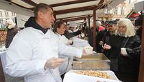 Vánoční rybí polévku s primátorkou Prahy Adrianou Krnáčovou (ANO) naléval... | na serveru Lidovky.cz | aktuální zprávy