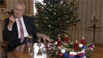 Prezident Miloš Zeman se zaťatou pěstí během letošního vánočního poselství. | na serveru Lidovky.cz | aktuální zprávy