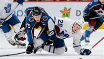 Nathan MacKinnon (29) a Connor Brown (28) při zápase o puk. | na serveru Lidovky.cz | aktuální zprávy