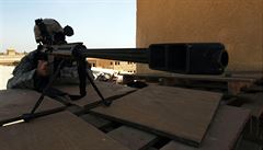 Americký voják v Iráku s pukou Barrett M82.