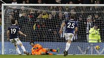 Jay Rodriguez z West Bromwich Albion překonává Petra Čecha v brance Arsenalu. | na serveru Lidovky.cz | aktuální zprávy