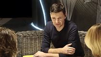 Saša Michailidis. Moderátor ArtZóny při natáčení. | na serveru Lidovky.cz | aktuální zprávy
