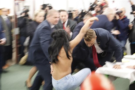 Zeman se domnívá, e ho napadla aktivistka skupiny Femen.