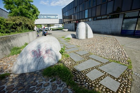 Klimeovo dílo nazvané eka lze najít u stanice metra Nádraí Holeovice....