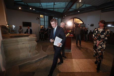 Pedseda vlády Andrej Babi jde na jednání mandátového a imunitního výboru.