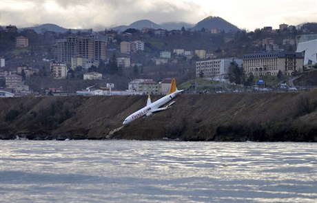 Boeing 737-800 turecké spolenosti Pegasus Airlines sjel z ranveje na letiti v...
