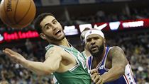 Abdel Nader z Bostonu Celtics (vlevo) bojuje o míč se soupeřem z Philadelphie... | na serveru Lidovky.cz | aktuální zprávy