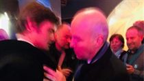 Pavel Fischer odvádí Marka Hilšera ze své akce. | na serveru Lidovky.cz | aktuální zprávy